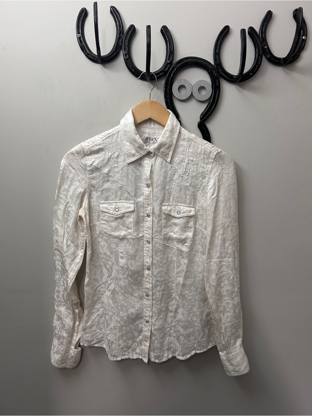 Elegant White Button-Down Shirt with Subtle Jacquard Floral